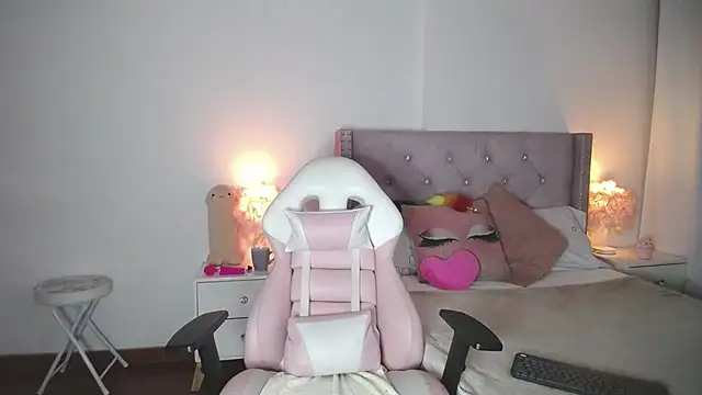 Snapshot of destinysweet21 chatting on December 19, 2024, 9:40 am destinysweet21 online show from December 19, 2024, 9:40 am