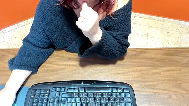 Snapshot of NikkiHolland chatting on November 5, 2025, 8:25 am NikkiHolland online show from November 5, 2025, 8:25 am