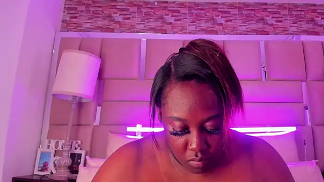 Snapshot of ShaniaBrownn chatting on October 22, 2025, 7:46 pm ShaniaBrownn online show from October 22, 2025, 7:46 pm