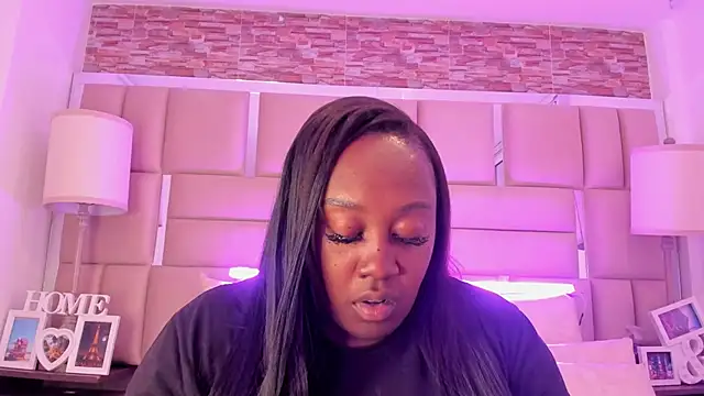 ShaniaBrownn online show from January 6, 2026, 7:39 pm