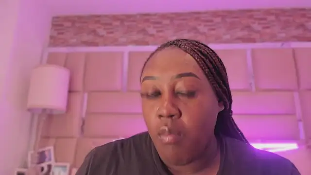 ShaniaBrownn online show from June 5, 2026, 7:41 pm