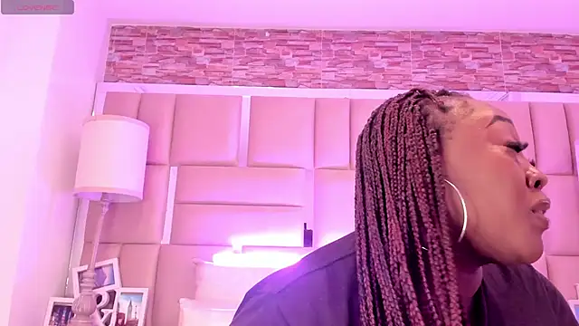 ShaniaBrownn online show from June 13, 2026, 8:18 pm