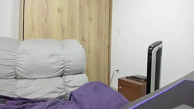 xspecialoomx online show from December 5, 2025, 2:14 pm