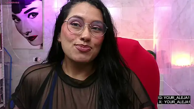 Snapshot of LauraRuiz1 chatting on May 13, 2026, 4:32 am LauraRuiz1 online show from May 13, 2026, 4:32 am