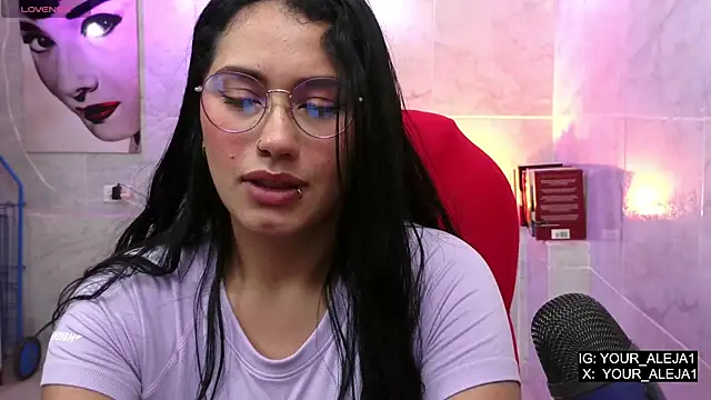 Snapshot of LauraRuiz1 chatting on May 15, 2026, 11:34 pm LauraRuiz1 online show from May 15, 2026, 11:34 pm