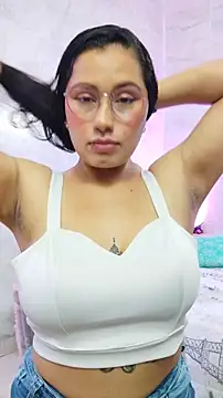 Snapshot of LauraRuiz1 chatting on May 27, 2026, 1:02 am LauraRuiz1 online show from May 27, 2026, 1:02 am