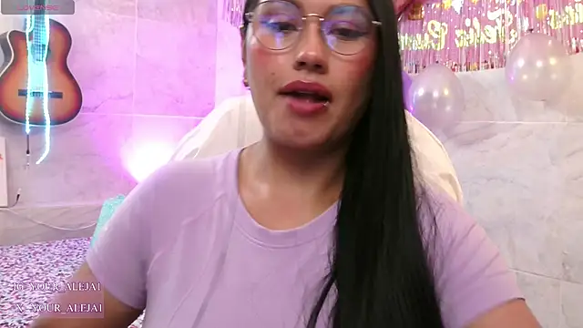 Snapshot of LauraRuiz1 chatting on June 15, 2026, 1:41 am LauraRuiz1 online show from June 15, 2026, 1:41 am