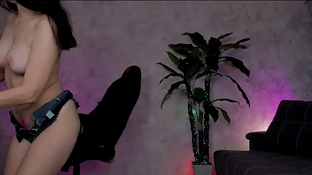 Snapshot of Emma7 chatting on May 18, 2026, 4:07 am Emma7 online show from May 18, 2026, 4:07 am