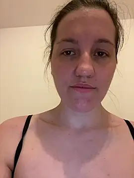 Snapshot of Nicole-Ray chatting on May 5, 2026, 8:17 pm Nicole-Ray online show from May 5, 2026, 8:17 pm