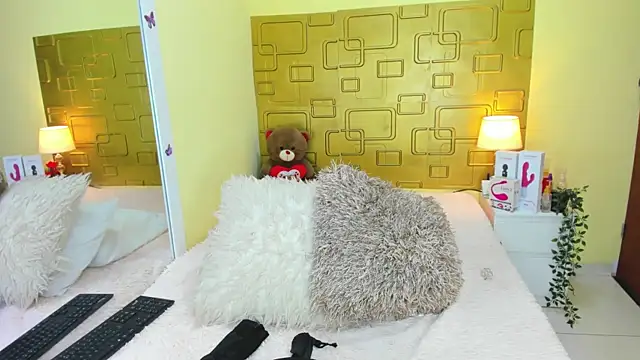 Julia Haye online show from October 4, 2025, 5:44 pm