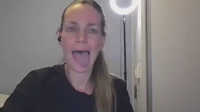 Annylove1 online show from November 13, 2025, 11:47 pm