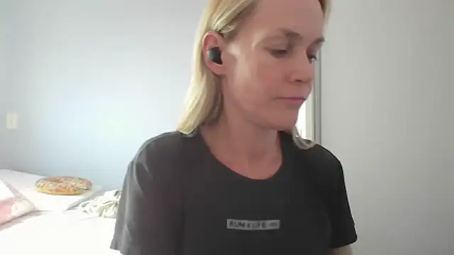Annylove1 online show from April 24, 2026, 4:53 pm