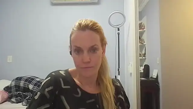 Snapshot of Annylove1 chatting on May 4, 2026, 12:06 am Annylove1 online show from May 4, 2026, 12:06 am