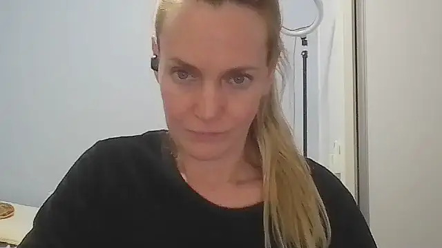 Snapshot of Annylove1 chatting on May 26, 2026, 12:17 am Annylove1 online show from May 26, 2026, 12:17 am