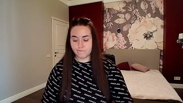 Roxie Bradley online show from October 6, 2025, 5:49 am