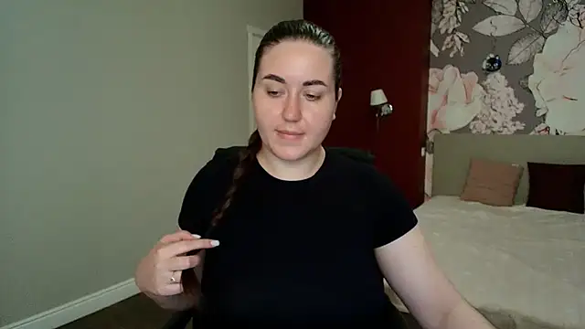 Snapshot of Roxie_Bradley chatting on May 13, 2026, 5:49 am Roxie Bradley online show from May 13, 2026, 5:49 am