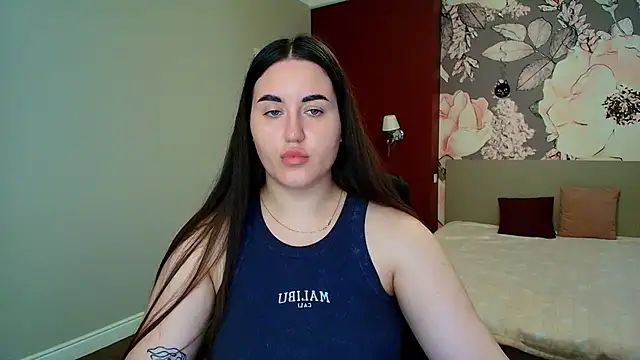 Snapshot of Roxie_Bradley chatting on June 15, 2026, 5:31 am Roxie Bradley online show from June 15, 2026, 5:31 am