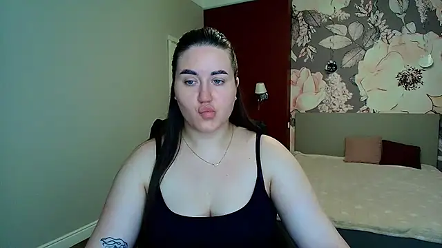 Roxie Bradley online show from July 13, 2026, 5:32 am