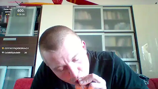 Snapshot of Matttthees chatting on November 18, 2025, 9:25 am Matttthees online show from November 18, 2025, 9:25 am