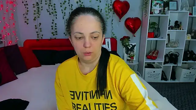 DarlingMilf online show from April 13, 2026, 6:24 pm