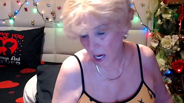 Snapshot of HappyWomanOn chatting on June 17, 2026, 6:49 am HappyWomanOn online show from June 17, 2026, 6:49 am