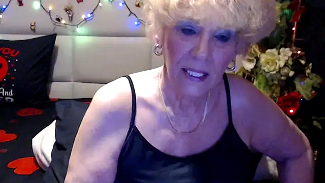Snapshot of HappyWomanOn chatting on June 18, 2026, 9:09 am HappyWomanOn online show from June 18, 2026, 9:09 am