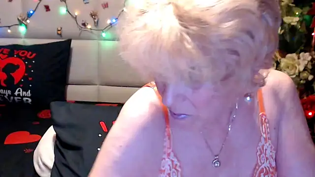 Snapshot of HappyWomanOn chatting on June 20, 2026, 9:34 am HappyWomanOn online show from June 20, 2026, 9:34 am