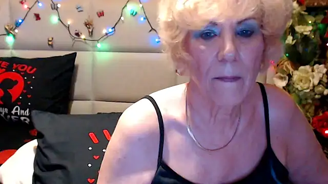 Snapshot of HappyWomanOn chatting on June 22, 2026, 9:28 am HappyWomanOn online show from June 22, 2026, 9:28 am