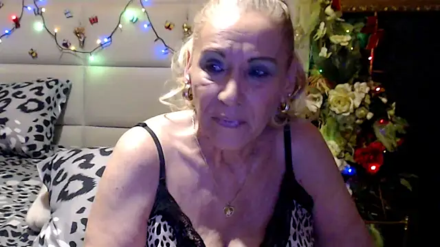 Snapshot of HappyWomanOn chatting on July 26, 2026, 9:27 am HappyWomanOn online show from July 26, 2026, 9:27 am