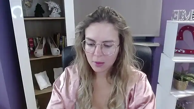 Zoey Erotic online show from September 26, 2025, 4:27 am