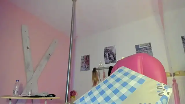 Snapshot of CAMILA--REY chatting on February 11, 2025, 12:16 pm CAMILA--REY online show from February 11, 2025, 12:16 pm