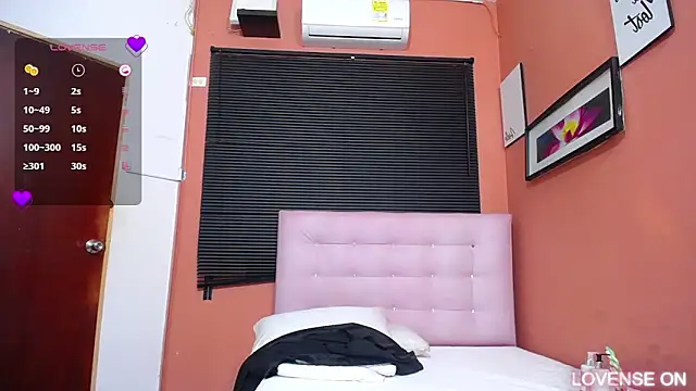 veronicaroose  online show from March 11, 2025, 1:01 pm