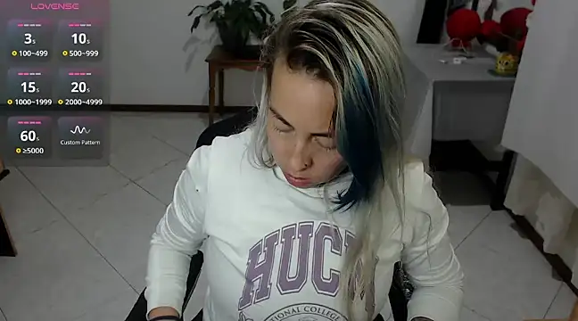 charlottezoe15 online show from March 23, 2025, 2:48 am