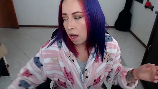 charlottezoe15 online show from February 18, 2026, 5:31 pm