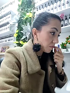 Snapshot of LunaZambrano chatting on February 15, 2025, 6:44 pm LunaZambrano online show from February 15, 2025, 6:44 pm