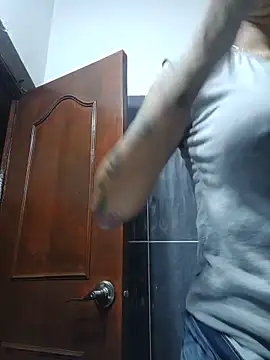 Snapshot of LunaZambrano chatting on May 15, 2026, 2:29 am LunaZambrano online show from May 15, 2026, 2:29 am