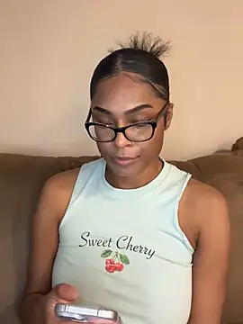 Snapshot of CandyLuxxxx chatting on December 10, 2024, 8:05 pm CandyLuxxxx online show from December 10, 2024, 8:05 pm
