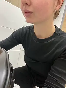 Snapshot of KrisMagnoly chatting on October 4, 2025, 5:33 pm KrisMagnoly online show from October 4, 2025, 5:33 pm