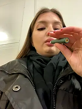 Snapshot of KrisMagnoly chatting on November 14, 2025, 4:28 pm KrisMagnoly online show from November 14, 2025, 4:28 pm