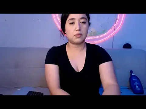 Snapshot of YummymeowW chatting on January 19, 2026, 4:33 pm YummymeowW online show from January 19, 2026, 4:33 pm