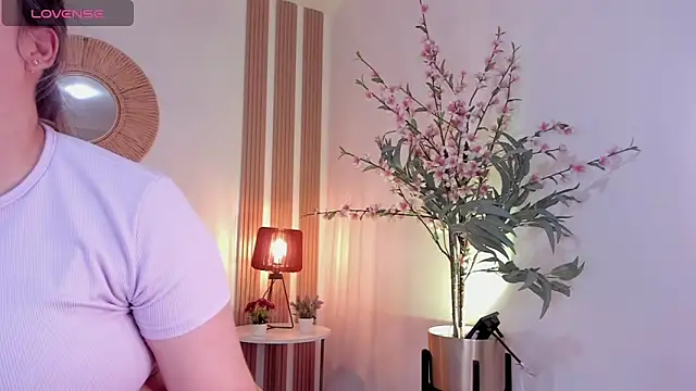 Antonellachic73 online show from September 15, 2025, 8:53 pm