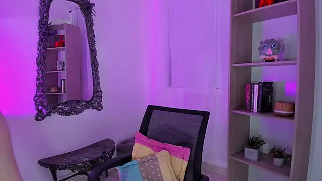 KimberlyJohnsoon online show from November 17, 2025, 3:29 pm