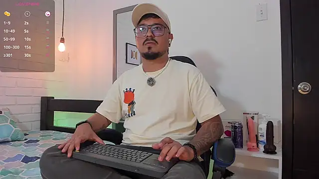 Snapshot of DaviidEvans_ chatting on October 11, 2025, 8:35 am DaviidEvans online show from October 11, 2025, 8:35 am