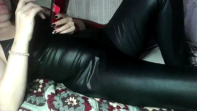 Alma Evelynne online show from December 17, 2025, 9:48 am