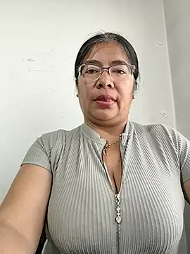 Snapshot of __valentina18 chatting on November 4, 2025, 1:10 pm valentina18 online show from November 4, 2025, 1:10 pm