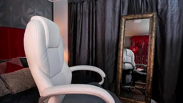  Nicoletteshea  online show from February 10, 2025, 10:09 pm