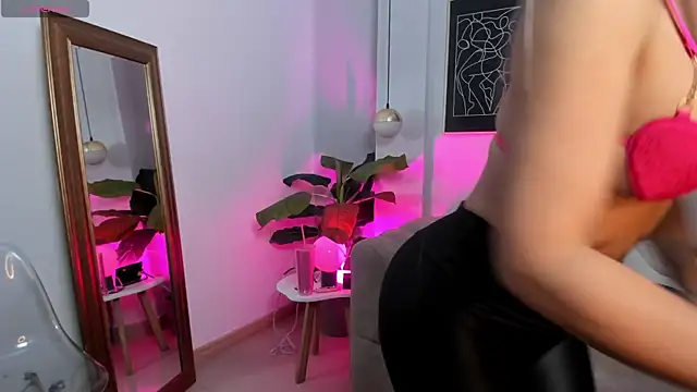  Nicoletteshea  online show from May 11, 2026, 5:10 pm