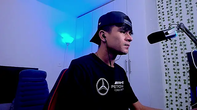 Snapshot of Eiden_allenx chatting on February 8, 2025, 4:14 am Eiden allenx online show from February 8, 2025, 4:14 am