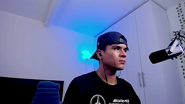 Snapshot of Eiden_allenx chatting on February 9, 2025, 7:27 am Eiden allenx online show from February 9, 2025, 7:27 am