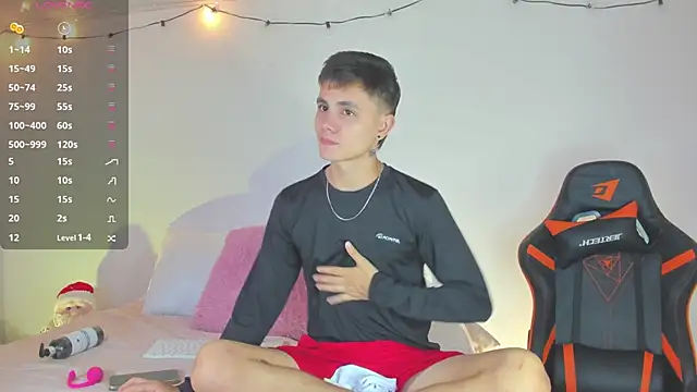 Snapshot of DustinLevine chatting on December 3, 2024, 6:38 pm DustinLevine online show from December 3, 2024, 6:38 pm